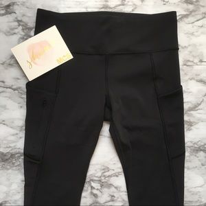 Athleta | black mesh cropped active leggings M
